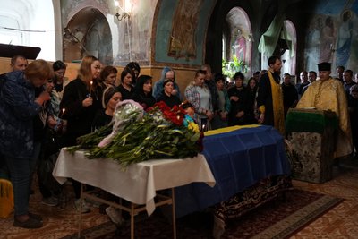 “Повістка прийшла - він пішов”: у Сумах попрощалися зі снайпером Романом Алещенком “Повістка прийшла - він пішов”: у Сумах попрощалися зі снайпером Романом Алещенком