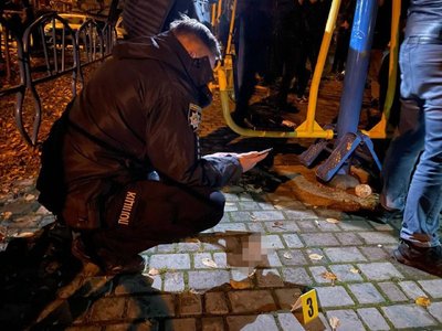 У Рівному чоловік кинув гранату на дитмайданчик. Є травмовані, серед них — дитина У Рівному чоловік кинув гранату на дитмайданчик. Є травмовані, серед них — дитина