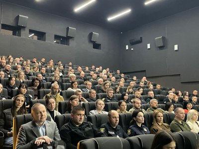 глядачі, показ фільму глядачі, показ фільму