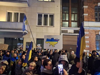 Зібралися біля тисячі українсців та поляків. У Варшаві провели мітинг присвячений війні в Україні Зібралися біля тисячі українсців та поляків. У Варшаві провели мітинг присвячений війні в Україні
