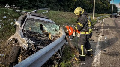 Відкинуло у відбійник: на Київщині сталася смертельна ДТП Відкинуло у відбійник: на Київщині сталася смертельна ДТП