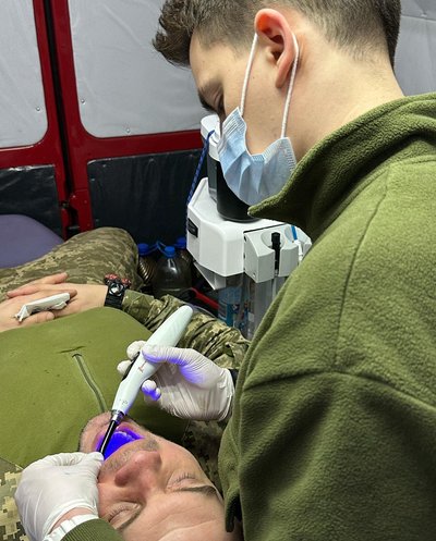 Лікують зуби та душі: стоматологи та капелани допомагають військовим на фронті Лікують зуби та душі: стоматологи та капелани допомагають військовим на фронті