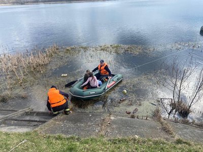 Опинились посеред річки: на Рівненщині двоє дітей хотіли зробити селфі на понтоні й відірвались від берега Опинились посеред річки: на Рівненщині двоє дітей хотіли зробити селфі на понтоні й відірвались від берега