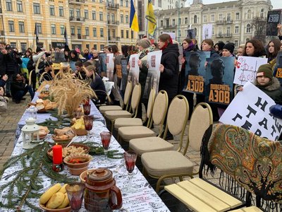 "Різдво у полоні": У Києві відбулася акція родичів бійців "Азову" "Різдво у полоні": У Києві відбулася акція родичів бійців "Азову"