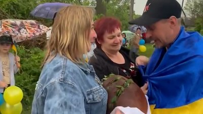 На Вінниччині зустріли звільненого з полону Олександра Лисакова На Вінниччині зустріли звільненого з полону Олександра Лисакова