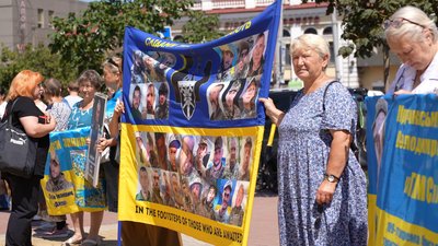 У Хмельницькому відбулась акція на підтримку полонених та безвісти зниклих військових У Хмельницькому відбулась акція на підтримку полонених та безвісти зниклих військових