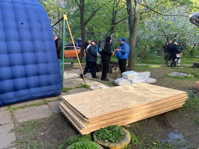 Фоторепортаж з місця удару РФ по багатоповерхівці у Дніпрі Фоторепортаж з місця удару РФ по багатоповерхівці у Дніпрі