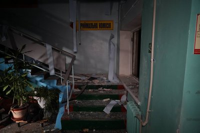 РФ вдарила по гуртожитку в Дніпрі: сталася пожежа, вибито понад пів сотні вікон РФ вдарила по гуртожитку в Дніпрі: сталася пожежа, вибито понад пів сотні вікон