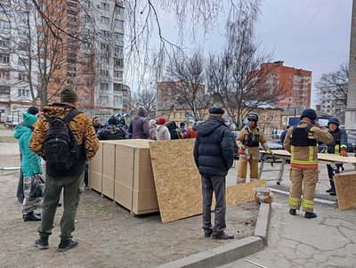 У Сумах ліквідовують наслідки російської атаки: що відомо У Сумах ліквідовують наслідки російської атаки: що відомо