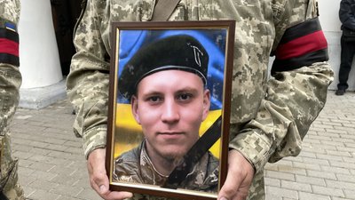 У Полтаві прощаються із трьома військовими, які загинули на війні з РФ У Полтаві прощаються із трьома військовими, які загинули на війні з РФ