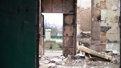 "Тих не подужають, так вони тут усе руйнують": як живуть у Романках, що за 20 кілометрів від лінії фронту "Тих не подужають, так вони тут усе руйнують": як живуть у Романках, що за 20 кілометрів від лінії фронту