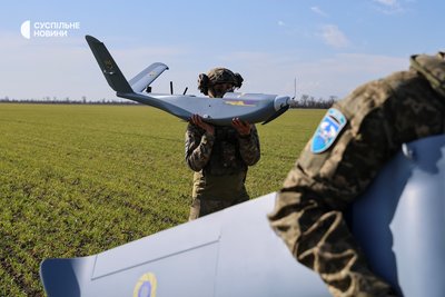 Боєць 34 ОБрБО з позивним "Шок" тримає фюзеляж безпілотника GOR на позиції групи аеророзвідки на Херсонщині Боєць 34 ОБрБО з позивним "Шок" тримає фюзеляж безпілотника GOR на позиції групи аеророзвідки на Херсонщині