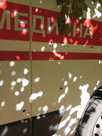 На Куп'янщині машина "швидкої" потрапила під обстріл: постраждали парамедик і медтехнік