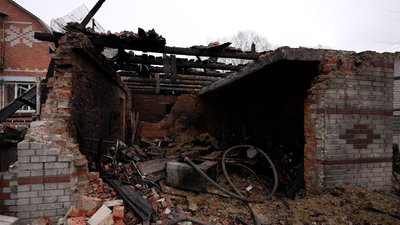 Дім та пошкодження через влучання: атака РФ на Вознесенське неподалік Чернігова Дім та пошкодження через влучання: атака РФ на Вознесенське неподалік Чернігова