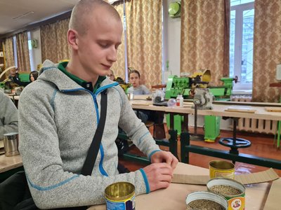 Понад 5 тисяч окопних свічок за 4 роки: старшокласники ліцею №24 Житомира допомагають ЗСУ Понад 5 тисяч окопних свічок за 4 роки: старшокласники ліцею №24 Житомира допомагають ЗСУ