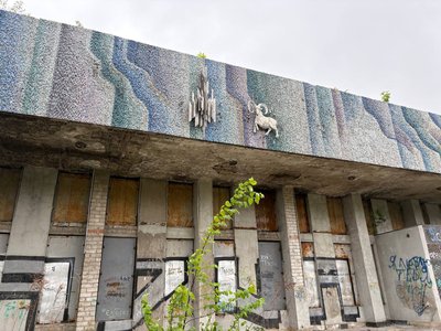 У Житомирі розпочинають демонтаж мозаїки з фасаду кінотеатру "Космос" У Житомирі розпочинають демонтаж мозаїки з фасаду кінотеатру "Космос"