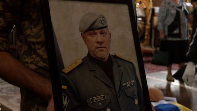 На колінах та з квітами в руках: у Черкасах попрощалися із двома захисниками На колінах та з квітами в руках: у Черкасах попрощалися із двома захисниками