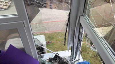 У Житомирі під час атаки РФ на балкон однієї з квартир влетів двигун від шахеда У Житомирі під час атаки РФ на балкон однієї з квартир влетів двигун від шахеда