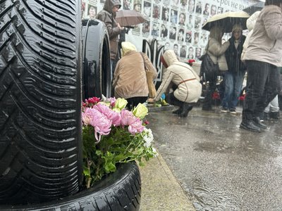 Під дощем і з квітами: на Черкащині вшанували пам'ять учасників Революції Гідності Під дощем і з квітами: на Черкащині вшанували пам'ять учасників Революції Гідності
