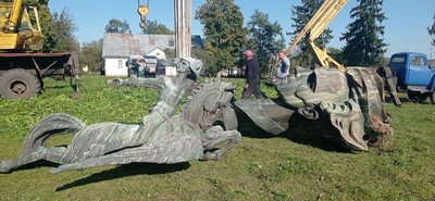 Монумент радянському пропагандисту Островського демонтували в селі на Рівненщині Монумент радянському пропагандисту Островського демонтували в селі на Рівненщині