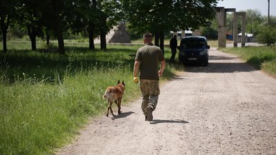 Прикордонник з службовим собакою готується до всеукраїнських змагань Прикордонник з службовим собакою готується до всеукраїнських змагань