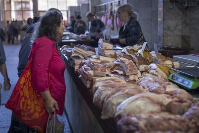 Без документів на тварину неможливий продаж: як молочка та м’ясо потрапляють на прилавки дніпровських ринків Без документів на тварину неможливий продаж: як молочка та м’ясо потрапляють на прилавки дніпровських ринків