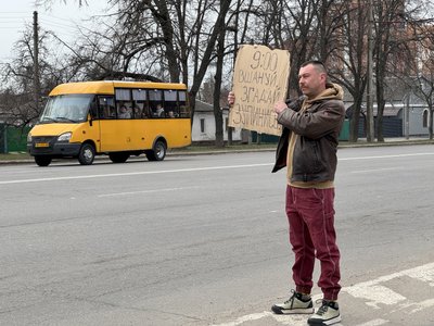 "Я все правильно роблю": у Полтаві ветеран виходить на хвилину мовчання, щоб вшанували загиблих "Я все правильно роблю": у Полтаві ветеран виходить на хвилину мовчання, щоб вшанували загиблих