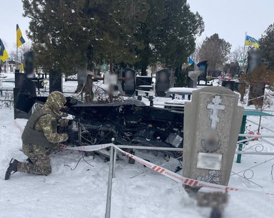 У громаді на Кіровоградщині російський дрон впав на кладовище У громаді на Кіровоградщині російський дрон впав на кладовище