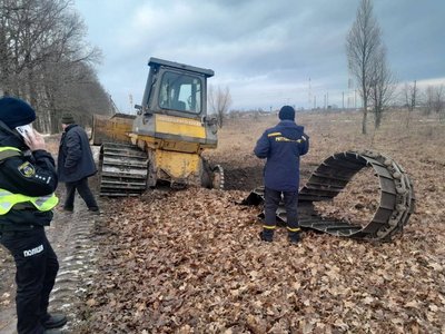 На Київщині поблизу Макарова бульдозер підірвався на міні На Київщині поблизу Макарова бульдозер підірвався на міні