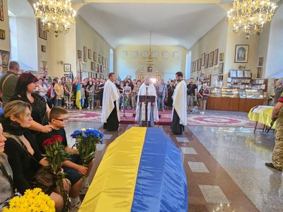 У Полтаві попрощалися із трьома військовими, які загинули на фронті У Полтаві попрощалися із трьома військовими, які загинули на фронті