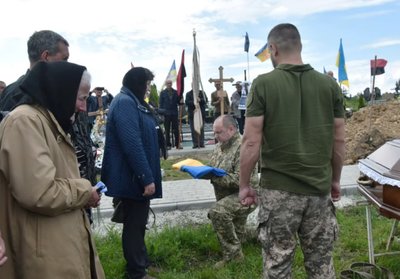 Михайло Смук, похорон, вручення прапора Михайло Смук, похорон, вручення прапора