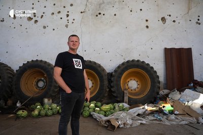 Голова фермерського господарства у Білозерському районі Максим Максимов на подвірʼї своєї бази. Херсонщина, липень 2025 року