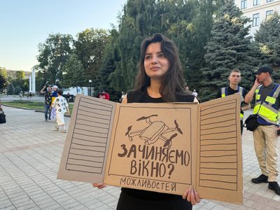 "Не ламайте, що працює". Як у Дніпрі проходить мітинг проти відставки Федоров — фоторепортаж "Не ламайте, що працює". Як у Дніпрі проходить мітинг проти відставки Федоров — фоторепортаж