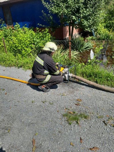 На Житомирщині рятувальники відкачували воду з будинків та ліцею На Житомирщині рятувальники відкачували воду з будинків та ліцею