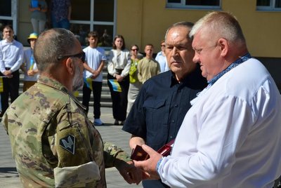 У Кропивницькому напередодні Дня Конституції виконали Гімн України та вручили державні нагороди У Кропивницькому напередодні Дня Конституції виконали Гімн України та вручили державні нагороди