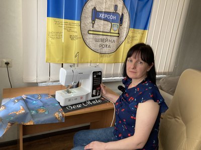 Кіберодяг для поранених: як вчителька з Херсона об’єднала дітей у "Швейну роту" Кіберодяг для поранених: як вчителька з Херсона об’єднала дітей у "Швейну роту"