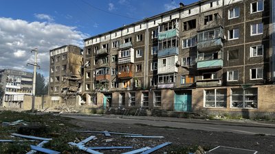 "Вшосте буде переїзд". Розповіді жителів Білозерського про удар ФАБ по 5-поверхівці