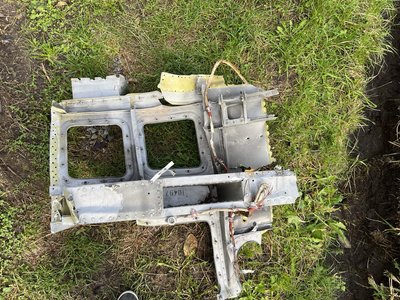 У Житомирі продають брелоки з уламками російського літака Су-25 – гроші збирають для 95 бригади У Житомирі продають брелоки з уламками російського літака Су-25 – гроші збирають для 95 бригади