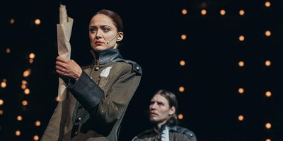 Акторка Вікторія Ромашко у виставі "Шинель", режисер Андрій Білоус Акторка Вікторія Ромашко у виставі "Шинель", режисер Андрій Білоус