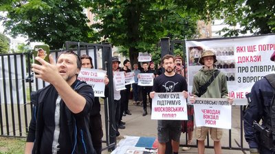 Лишили під арештом та примусили переступити через Кіріла: суд по митрополиту УПЦ МП в Черкасах Лишили під арештом та примусили переступити через Кіріла: суд по митрополиту УПЦ МП в Черкасах