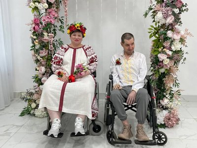 Мріяли про весілля десять років: у Дніпрі одружилася пара переселенців зі Святогірська Мріяли про весілля десять років: у Дніпрі одружилася пара переселенців зі Святогірська