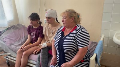 "Усе свистіло, на дах прилетів велосипед". Жителі Зеленівки поблизу Херсона про наслідки російського авіаудару "Усе свистіло, на дах прилетів велосипед". Жителі Зеленівки поблизу Херсона про наслідки російського авіаудару