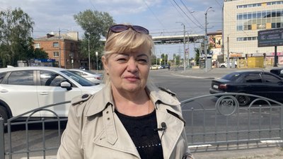 Світлана Кравченко на перехресті, де вони з чоловіком у березні 2022 року потрапили під обстріл, травень 2024 року