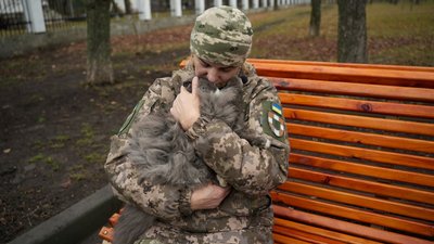 кіт Гріджо військовослужбовиця 100 окремої механізованої бригади Людмила Донецька область кіт Гріджо військовослужбовиця 100 окремої механізованої бригади Людмила Донецька область