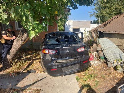 У Козачій Лопані дрон поцілив в автівку з людьми, після в удару вона врізалася в стіну, 28 вересня 2024 року