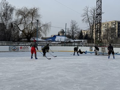 "Це ж спорт, це прекрасно": військовослужбовці грали у хокей у Сумах "Це ж спорт, це прекрасно": військовослужбовці грали у хокей у Сумах