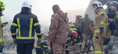 Діставав людей з-під завалів: історія хмельницького рятувальника, який займається пошуками разом із собакою Небраскою Діставав людей з-під завалів: історія хмельницького рятувальника, який займається пошуками разом із собакою Небраскою