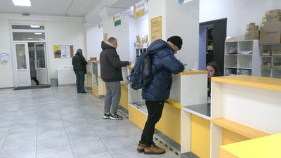 Має кнопковий телефон, що таке "Дія" – не чув: як на Чернігівщині отримати "тисячу від Зеленського", якщо немає додатка Має кнопковий телефон, що таке "Дія" – не чув: як на Чернігівщині отримати "тисячу від Зеленського", якщо немає додатка