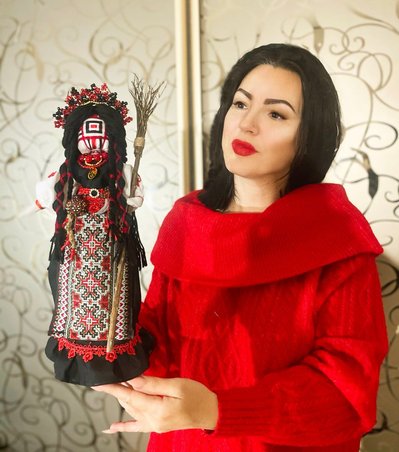 Розписані гільзи, мотанки та крило шахеда: майстриня з Ізмаїла допомагає збирати кошти для ЗСУ Розписані гільзи, мотанки та крило шахеда: майстриня з Ізмаїла допомагає збирати кошти для ЗСУ