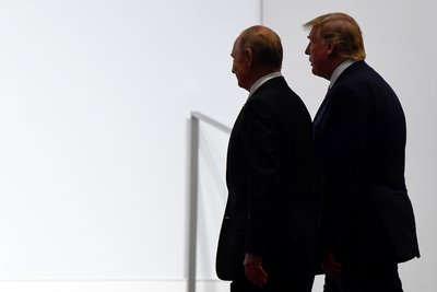 Президент США Дональд Трамп під час своєї першої каденції на посаді голови держави зустрічається із лідером Росії Володимиром Путіним на саміті G20 в Осаці, Японія, 28 червня 2019 року Президент США Дональд Трамп під час своєї першої каденції на посаді голови держави зустрічається із лідером Росії Володимиром Путіним на саміті G20 в Осаці, Японія, 28 червня 2019 року